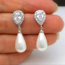 Load image into Gallery viewer, Minimalist Pearl Earring
